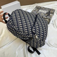 شنطة ظهر من ديور