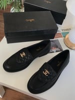 حذاء شانيل كلاسيكي نادر