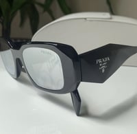 نظارات برادا مع الملحقات