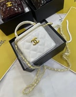 شانيل ميني فانيتي لامع