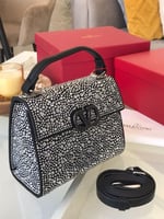 شنطة فالنتينو كرستال