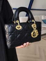 اسود وسط