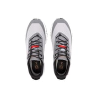 سنيكرز تعاون لويڤي مع اون كلاود