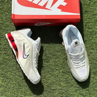 حذاء نايك شوكس R4 الرياضي