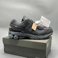 حذاء نيوبالانس 2002