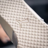 حذاء بوما أبيض فضي