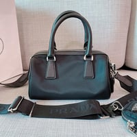 حقيبه برادا للجنسين