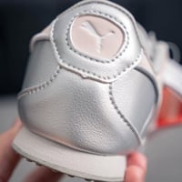 حذاء بوما وردي فضي