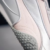 حذاء بوما وردي فضي