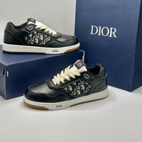 حذاء ديور للجنسين