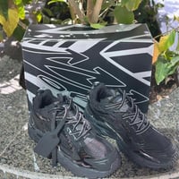 ‏حذاء أوف وايت رياضي