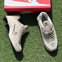 حذاء نايك شوكس R4 الرياضي