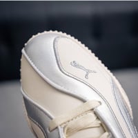 حذاء بوما أبيض فضي