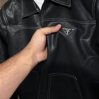 جاكيت برادا جلد أسود