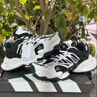 حذاء أديداس ديلوكس رياضي