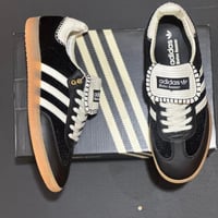 حذاء اديداس