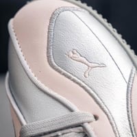 حذاء بوما وردي فضي