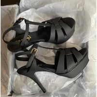 كعب سان لوران مطفي