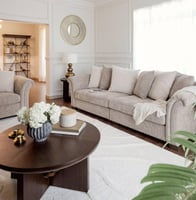 طاولة قهوة وسط قشر جوز