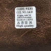 كرسي بذراعين جلد