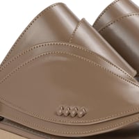 حذاء شرقي بيج غامق سادة