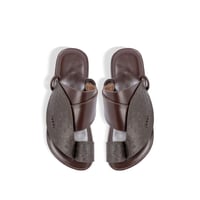 حذاء شرقي بني نقشة النعام