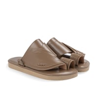 حذاء شرقي بيج غامق سادة