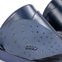 حذاء شرقي كحلي نقشة النعام