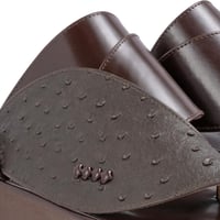 حذاء شرقي بني نقشة النعام