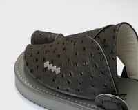 حذاء شرقي رصاصي نقشة النعام