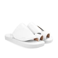 حذاء شرقي أبيض سادة