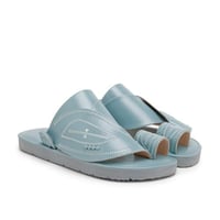 حذاء شرقي سماوي تطريز عين