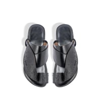 حذاء شرقي أسود نقشة النعام