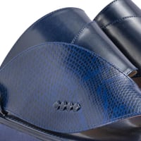 حذاء شرقي كحلي نقشة الثعبان