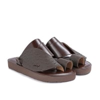 حذاء شرقي بني نقشة النعام