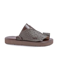 حذاء شرقي بني نقشة النعام