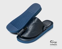 حذاء شرقي كحلي نقشة النعام