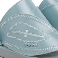 حذاء شرقي سماوي تطريز عين