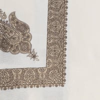 شال كشميري ملكي تطريز بيج Q8