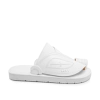 حذاء شرقي أبيض تطريز عين