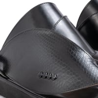 حذاء شرقي أسود نقشة الثعبان