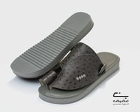 حذاء شرقي رصاصي نقشة النعام