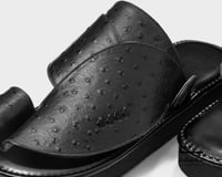 حذاء شرقي أسود نقشة النعام