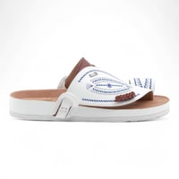 حذاء شرقي من باتونيا - أبيض