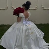 فستان مناسبات بالدانتيل بالجوانب