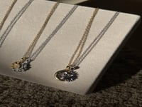 قلاده الشمس و القمر