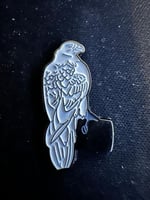 ملصق معدني صقر أبيض