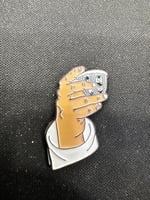 ملصق يد تحمل كوب قهوة