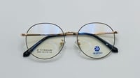 نظاره طبية دائرية من التيتانيوم اللون ذهبي أسود رق...