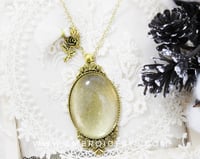 قلادة ذهبية بيضاوية